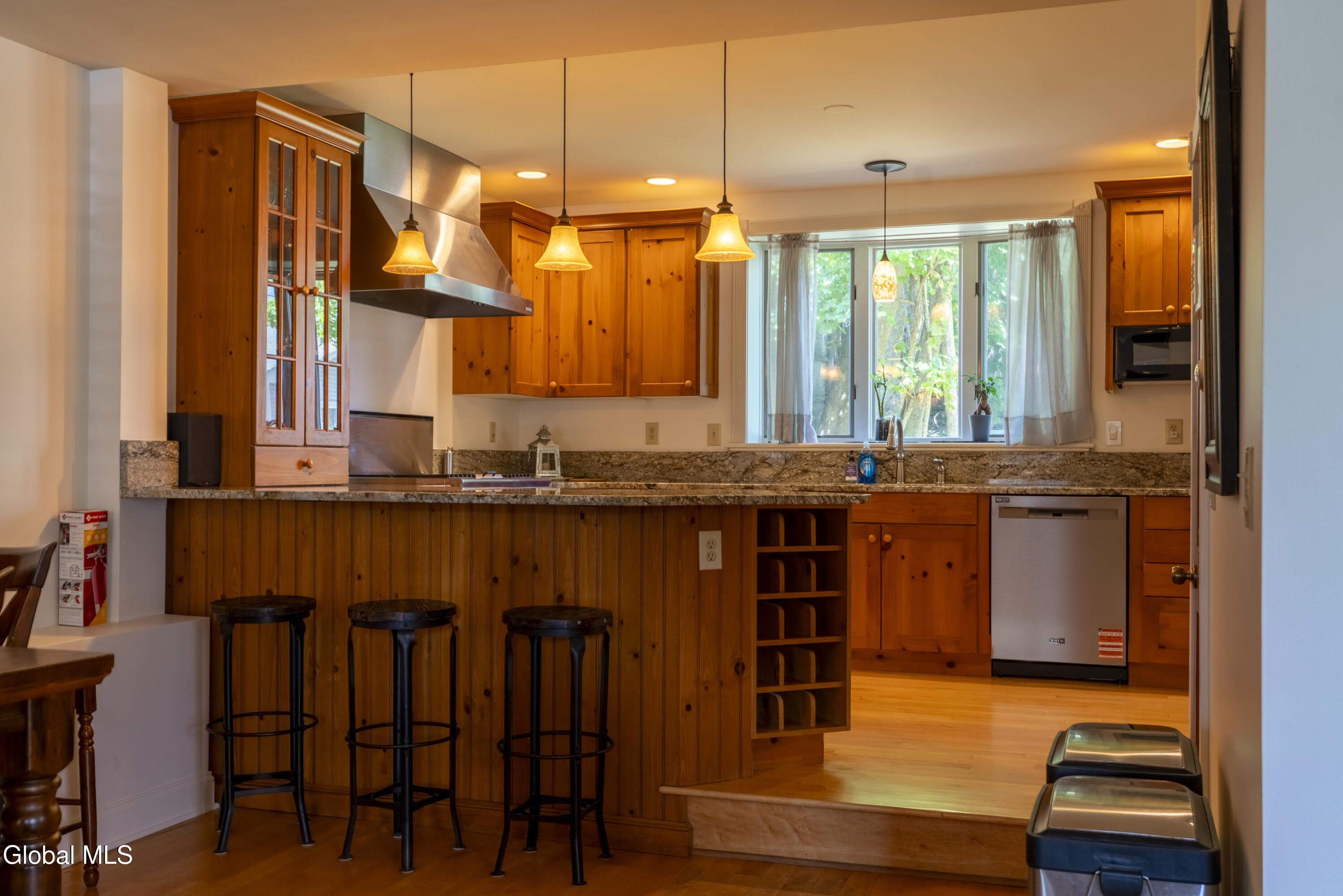569 N Broadway – photo 3