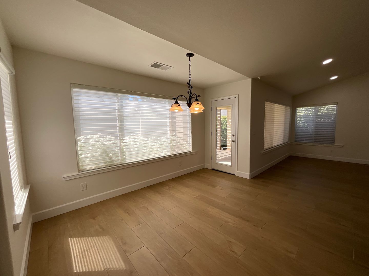 Beautiful 3 Bedroom 2 Bath home with bonus room in the Clovis North High area. – photo 5