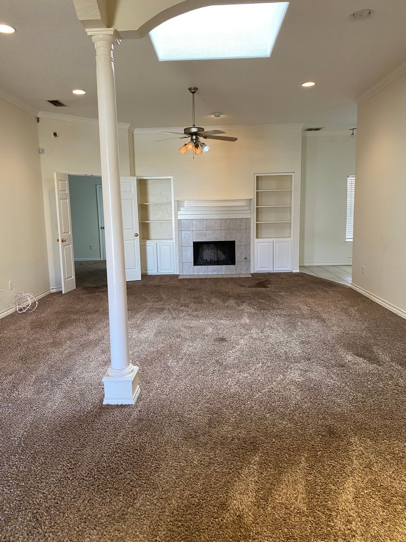 Spacious 3-Bedroom Home with Fireplace – photo 5