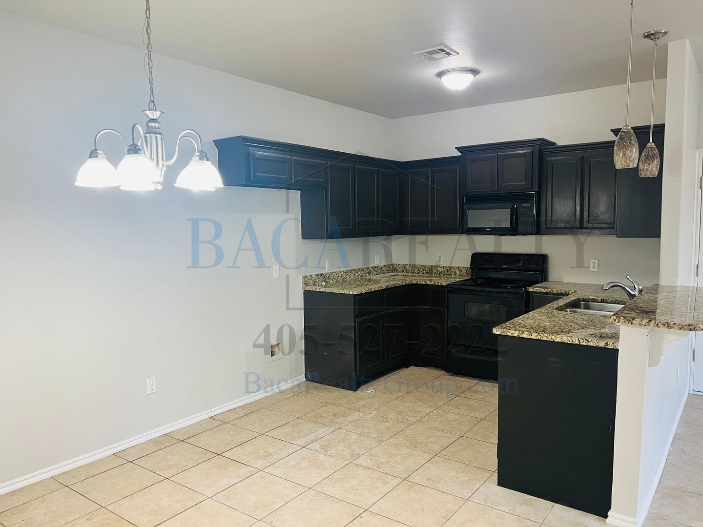 3Br 2Ba Duplex With 2 Car Garage – photo 2