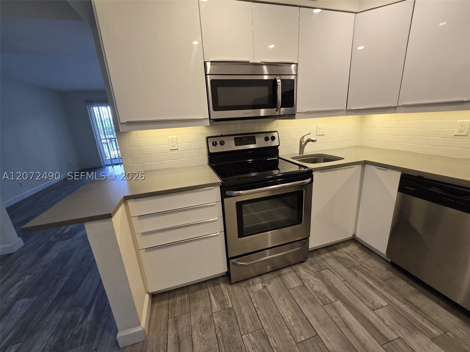 470 NW 20th St – photo 3