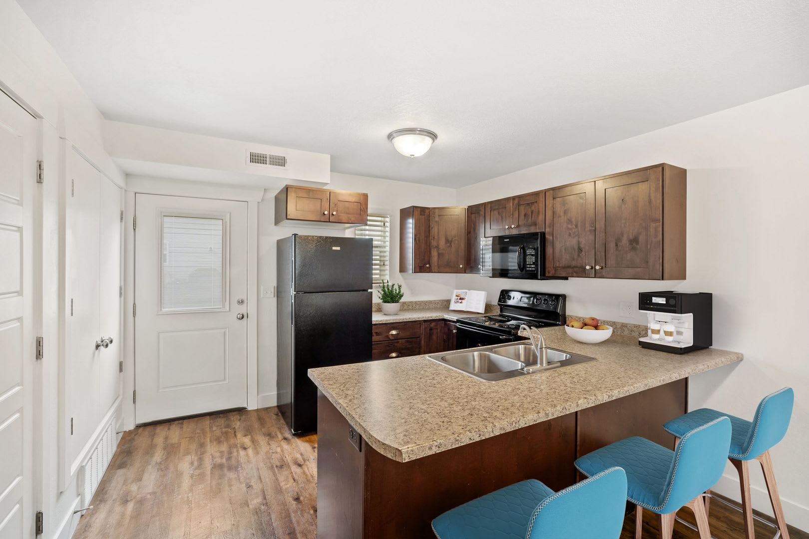 Upscale 2 Bedroom Smithfield Apartment Home – photo 4
