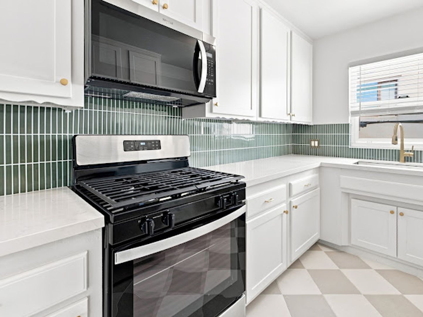 Newly Remodeled 1-Bedroom Upper Unit in Alamitos Beach – photo 2