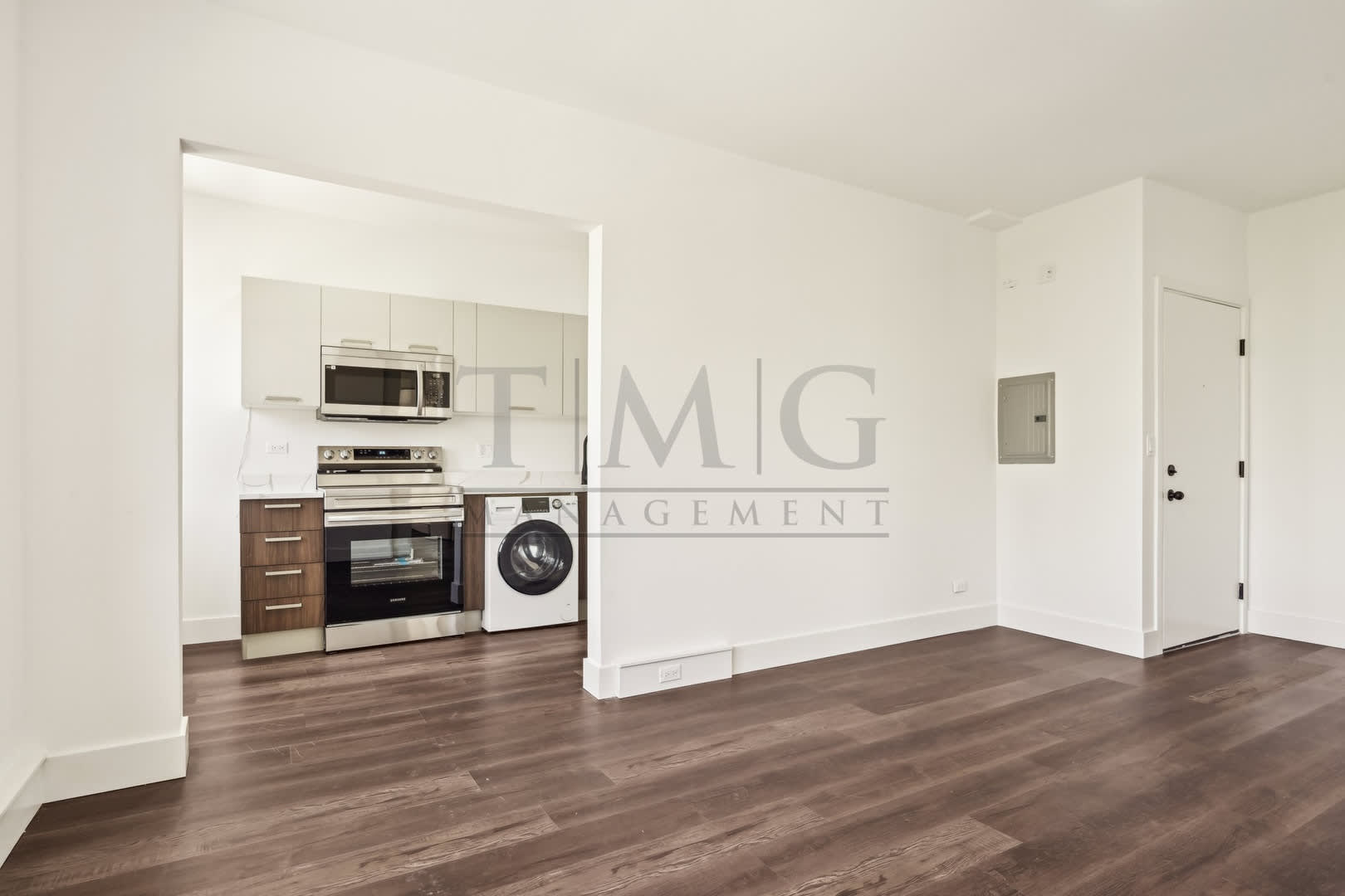 2 Bed in Andersonville with Italian Finishes, Natural Light & In-Unit Laundry! – photo 5