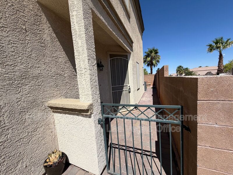 8304 Strawberry Spring St – photo 5