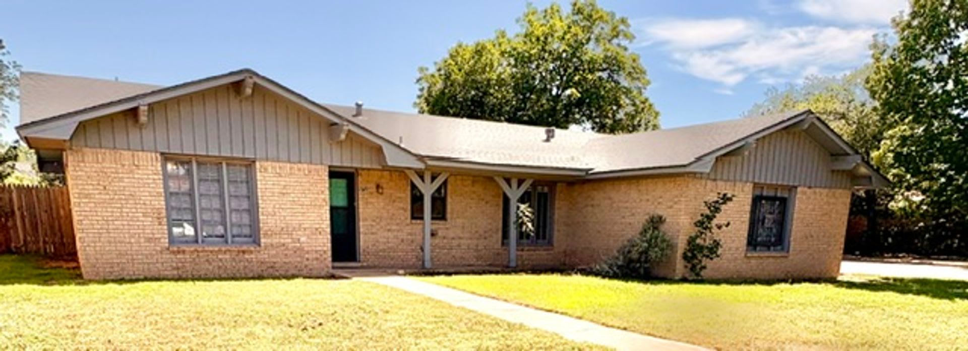Well maintained house in great neighborhood!! Available Now! – photo 1