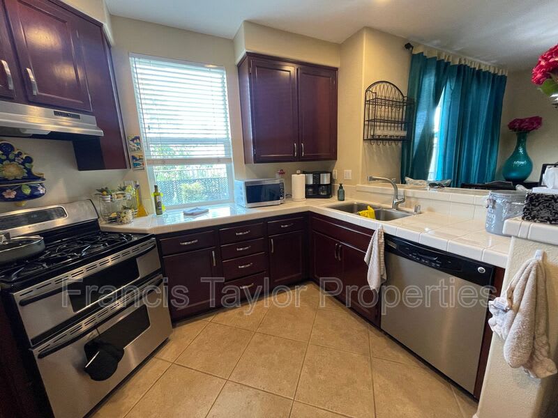 176 Aurora Ave – photo 4