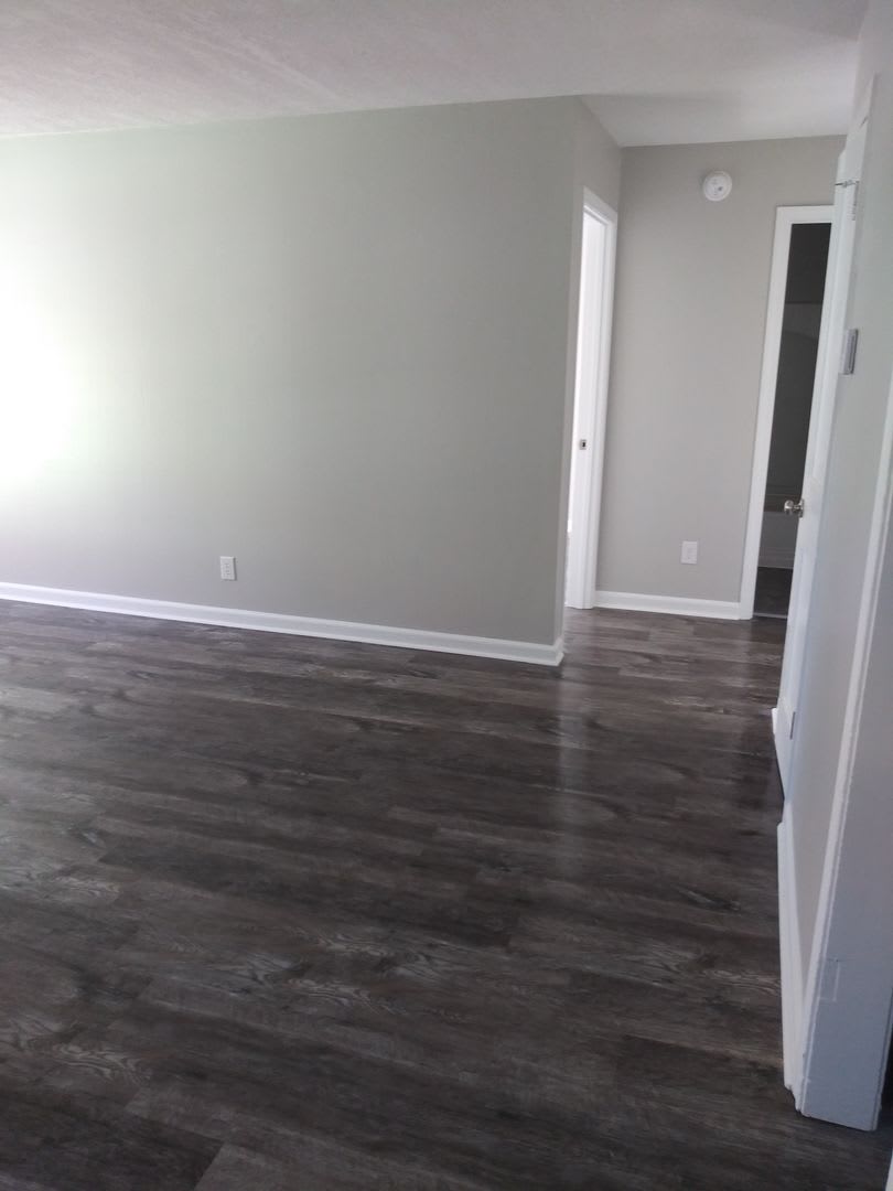 3br 1.5 bath, NEWLY RENOVATED! Garage, fenced back yard, plank flooring – photo 5