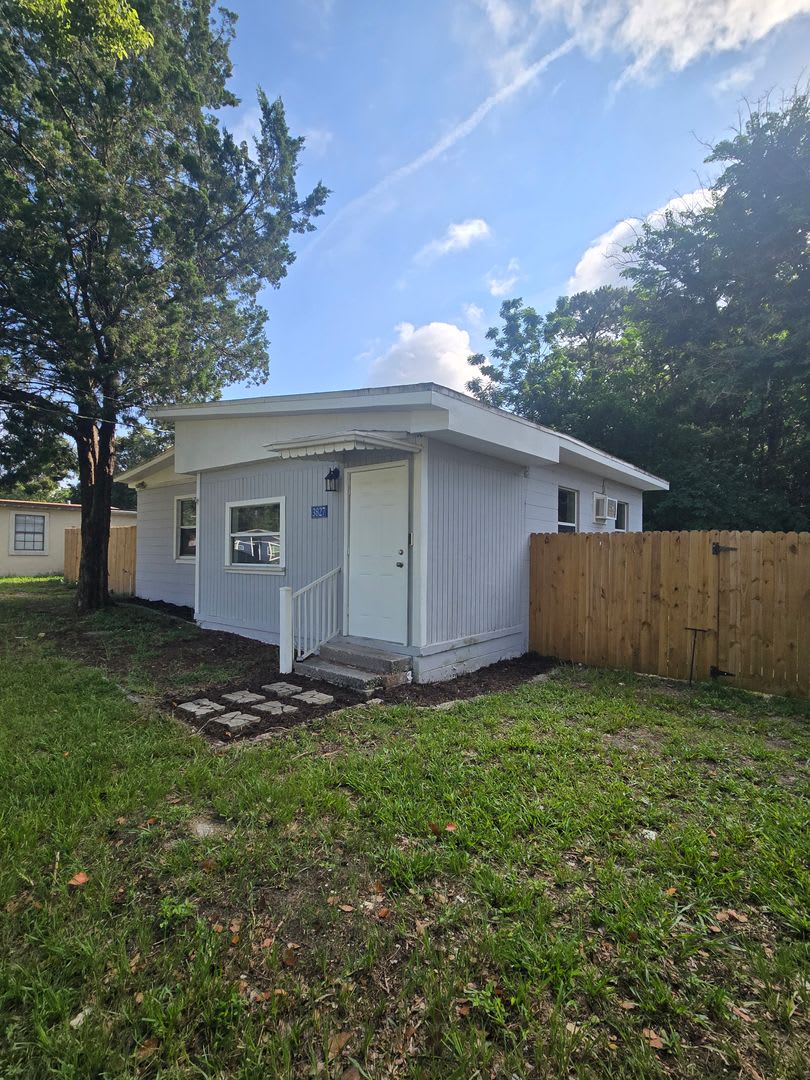 Fully Fenced Home in the Southside of Jacksonville – photo 2