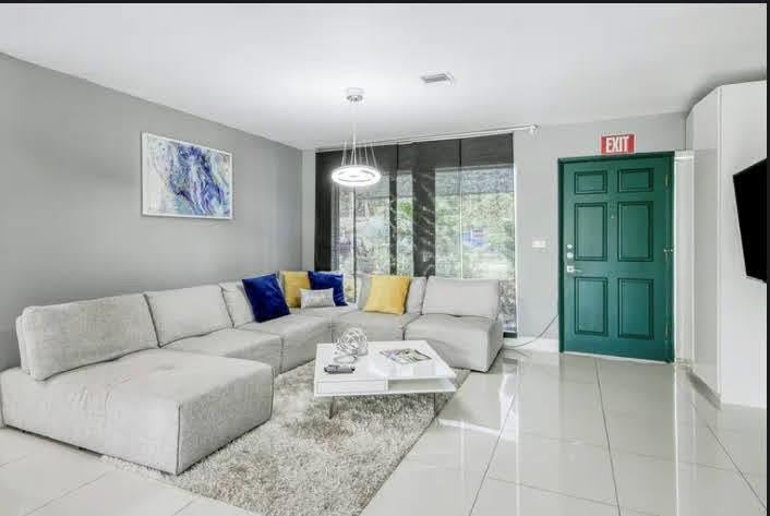 1905 N 45th Avenue – photo 2