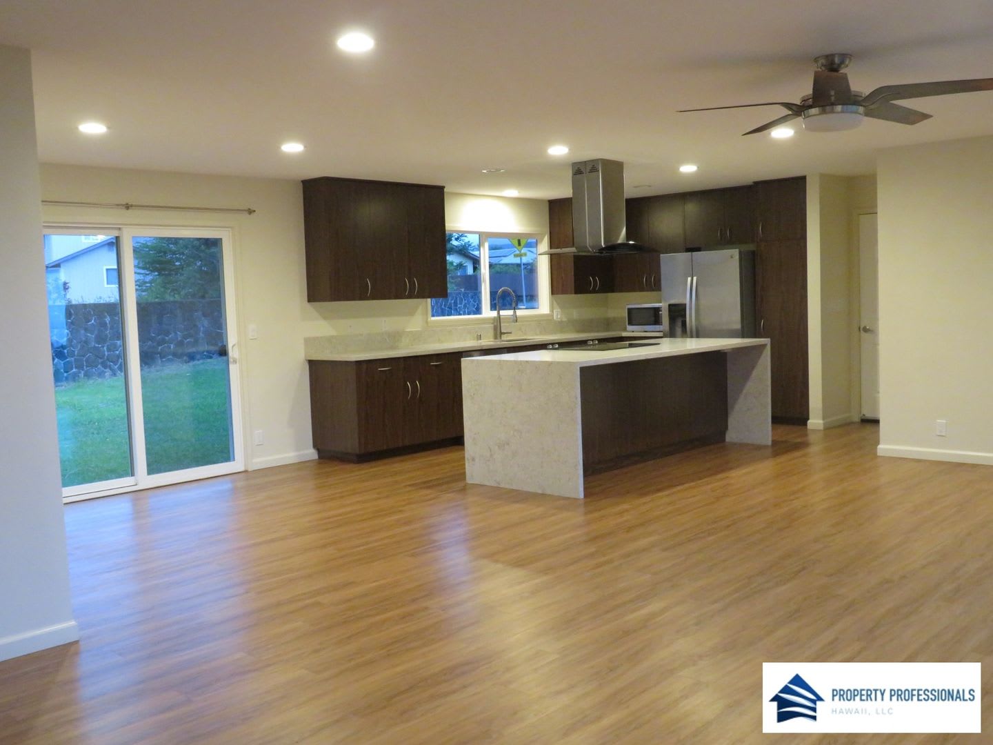 Beautiful Spacious Modern Home – photo 4