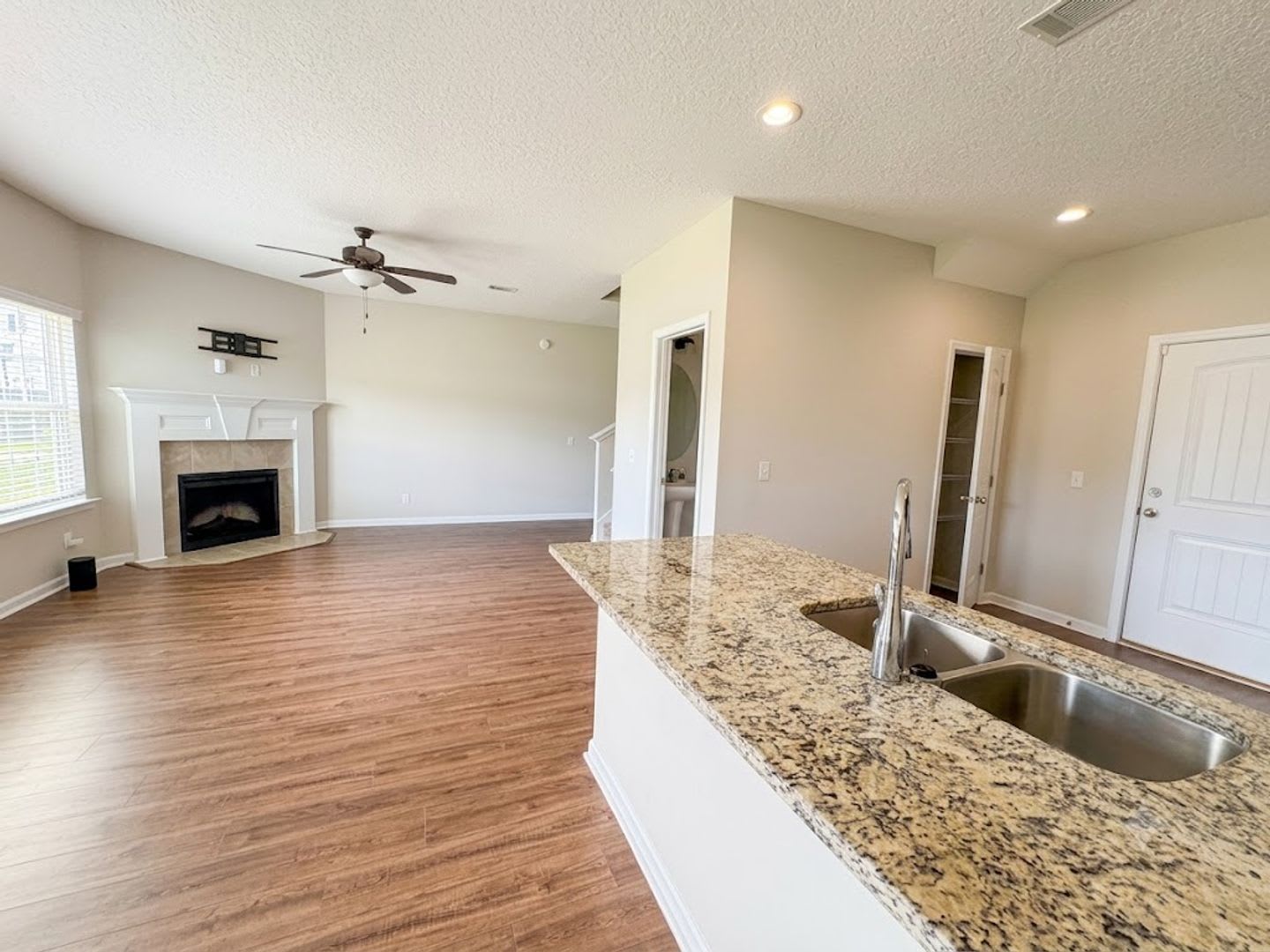 RATE DROP ALERT (was $2300/month) and SUMMER MOVE-IN SPECIAL: $1000 OFF 1st MONTH'S RENT!** – photo 5