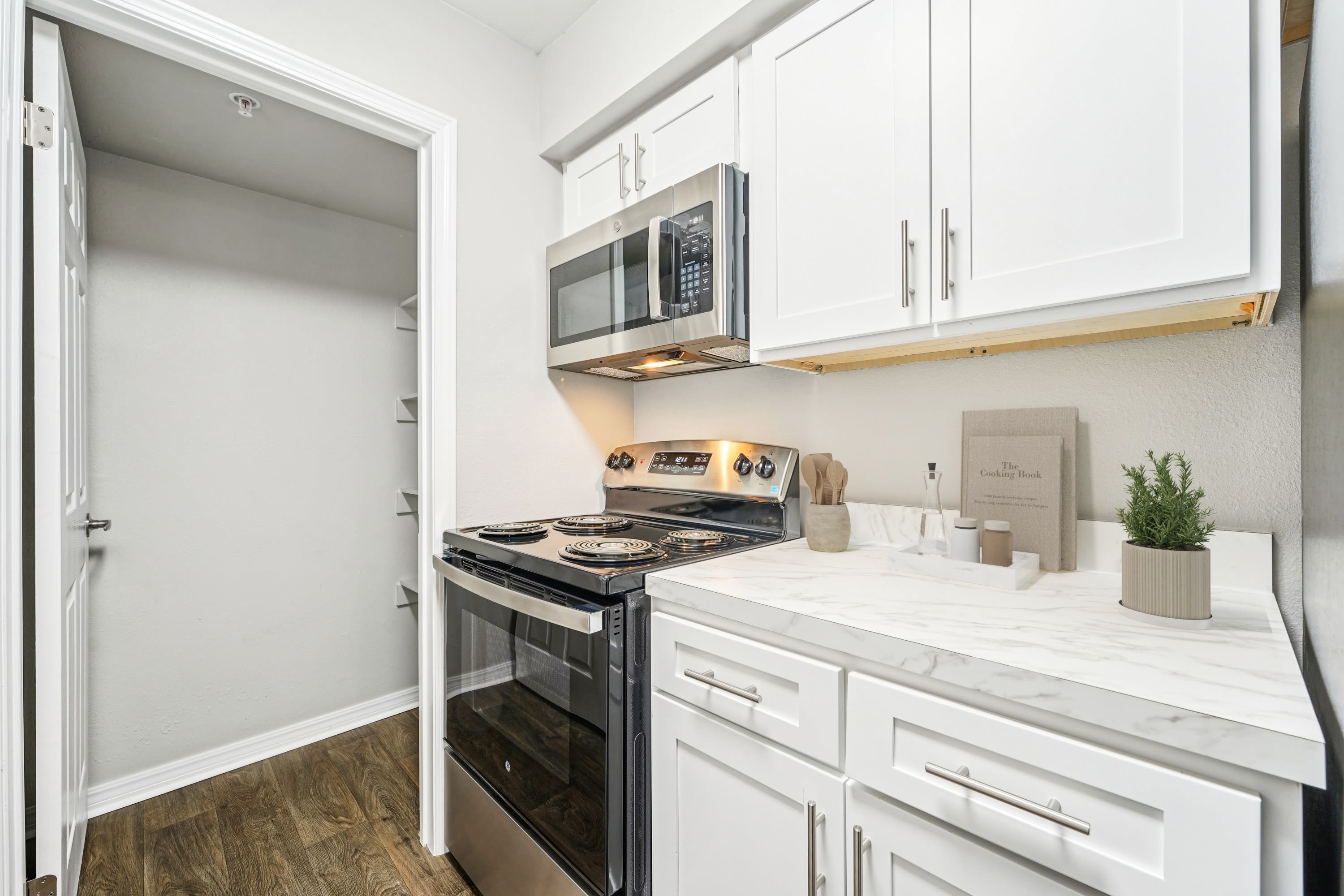 The Warwick Apartment Homes – photo 2