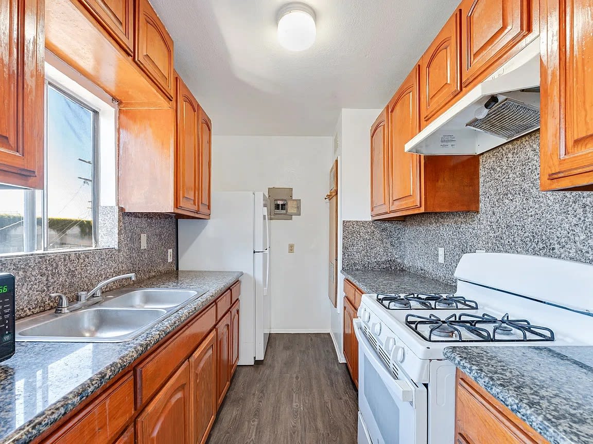 333 W 61St St Apt 3 – photo 1