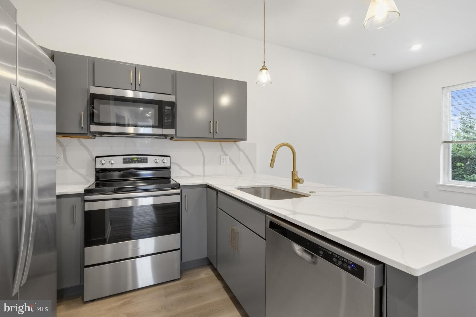 2046 E LEHIGH Avenue – photo 4