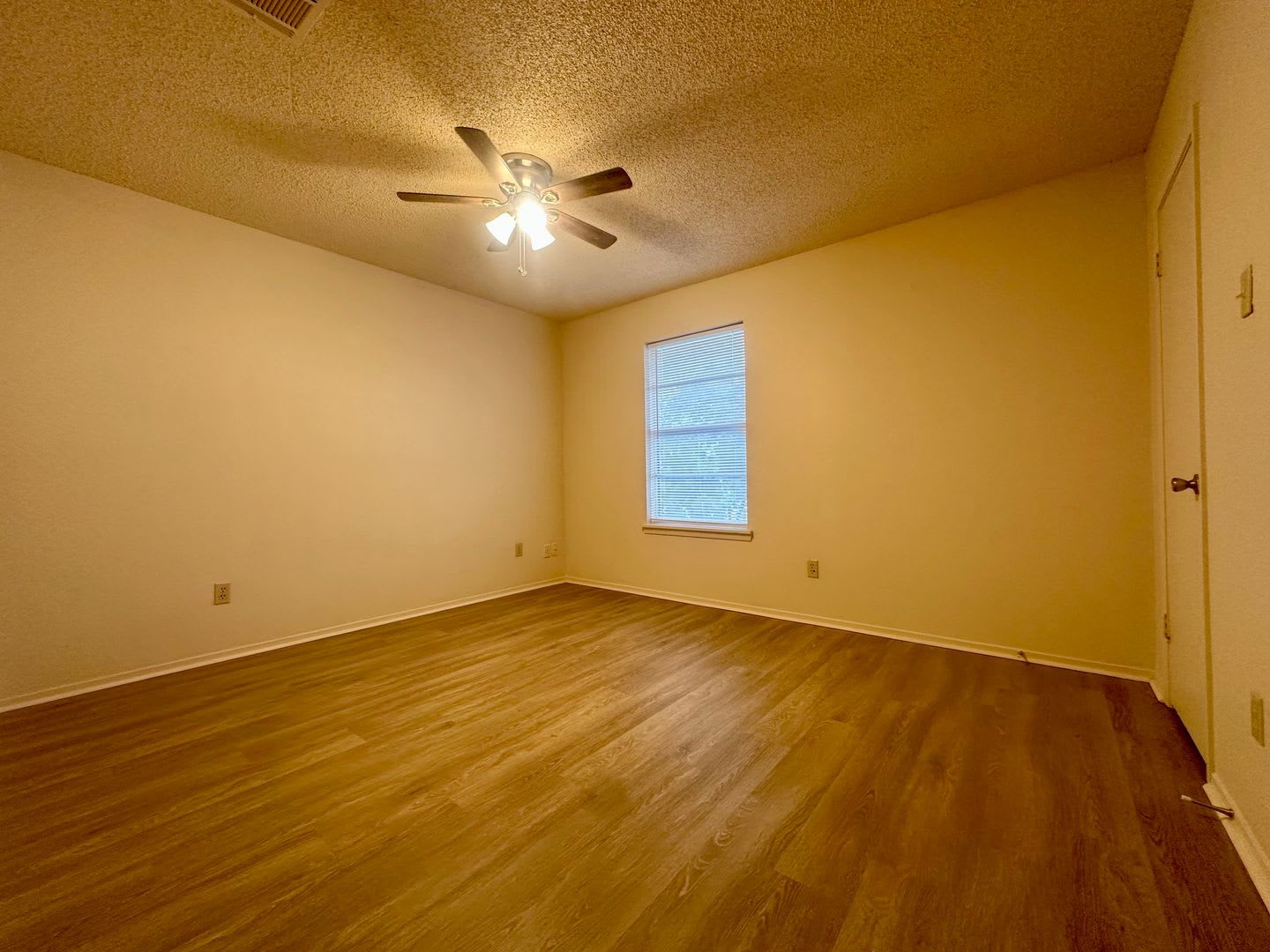 Townhome *Leasing Special Available* – photo 5