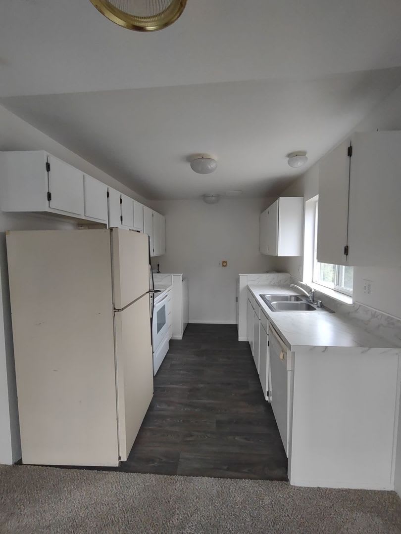 3 BR, 2 BA unit in QUITE 4 plex. Storage & W/D included – photo 3