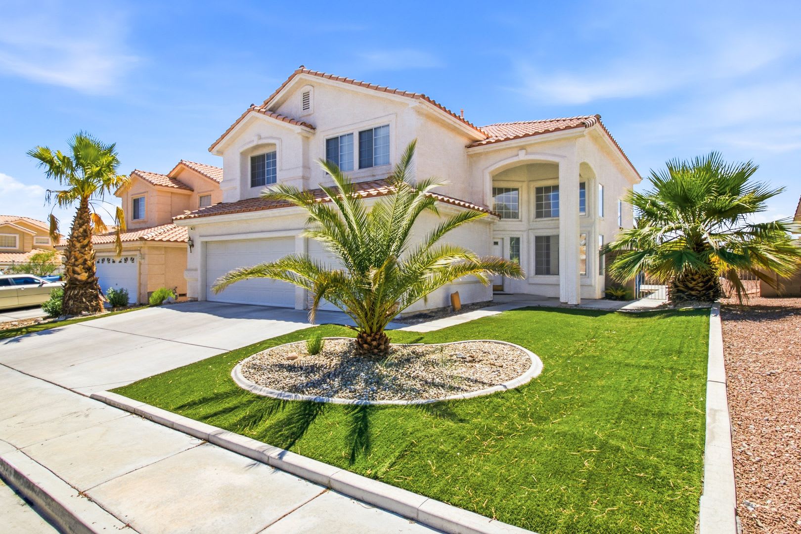 Spacious 4 Bedroom Home With Fireplace 3 Car Garage Great Backyard – photo 2