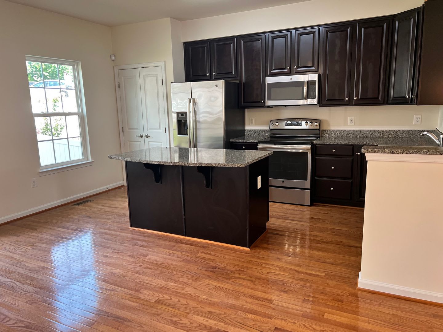 Stylish 3-Level Townhome with Garage in Riverwood – photo 3