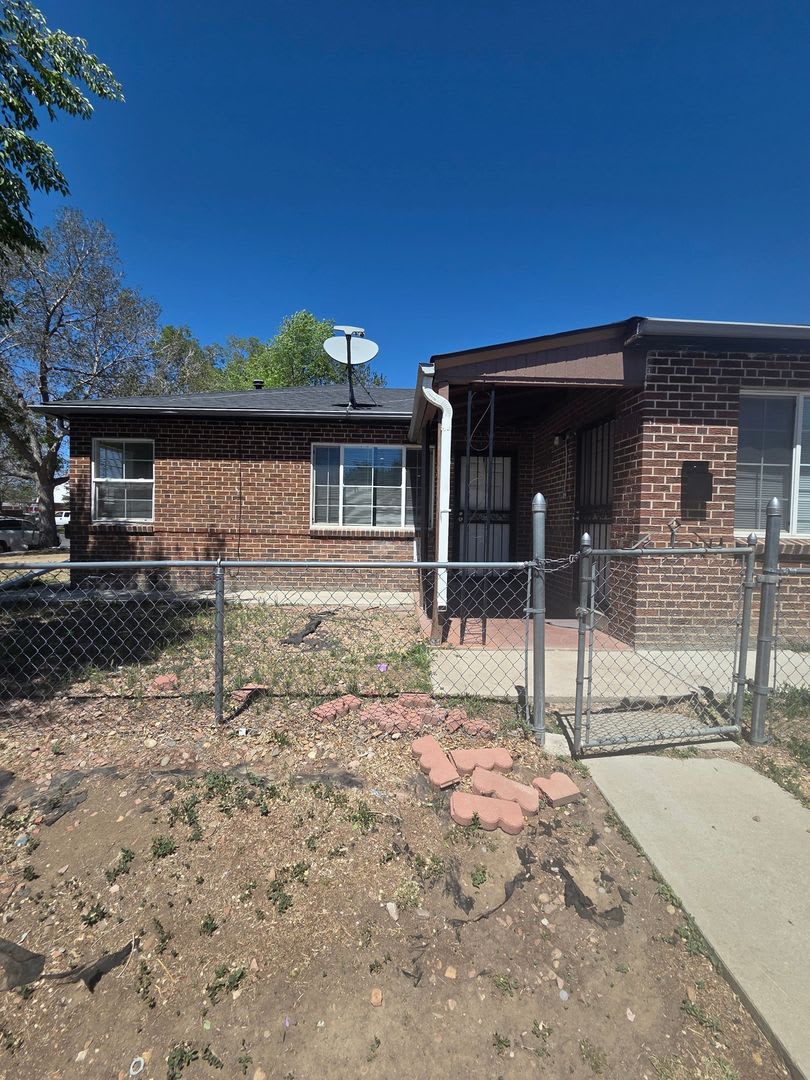 Charming 2BR Duplex in Aurora – photo 1