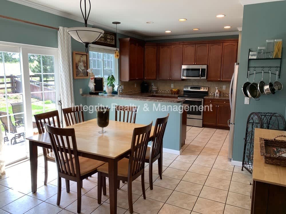 4 Bed, 3.5 Bath, 2380 Sqft – photo 5