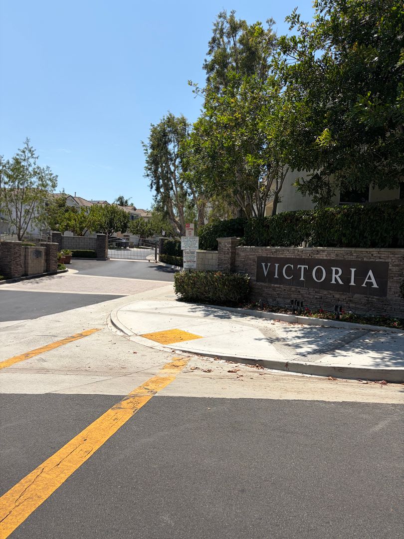 BEAUTIFUL 3 BR/2.5 BATH PLUS LARGE LOFT DETACHED HOME IN GATED COMMUNITY – photo 4