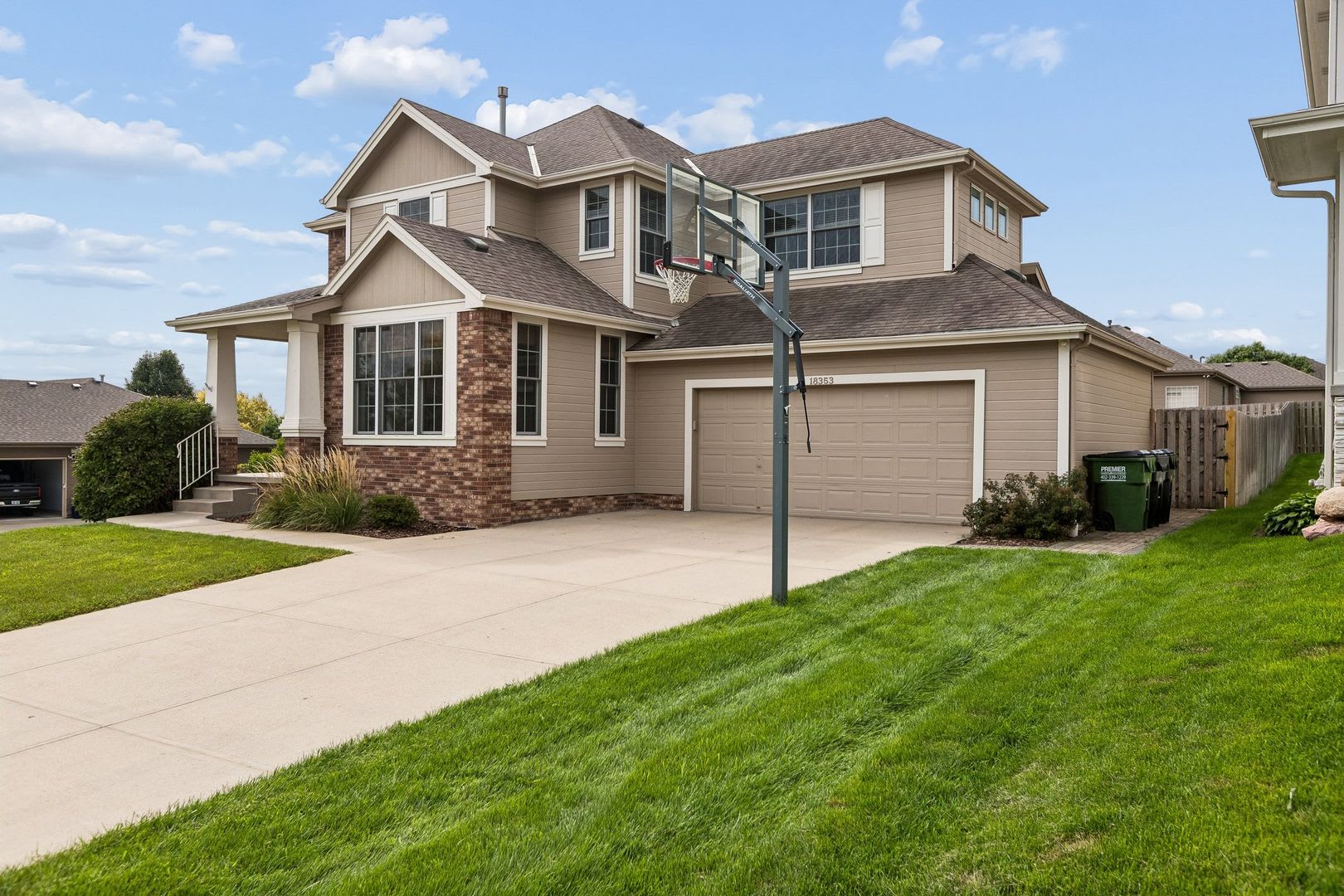 Gorgeous 4 Bedroom In The Grove!! – photo 3