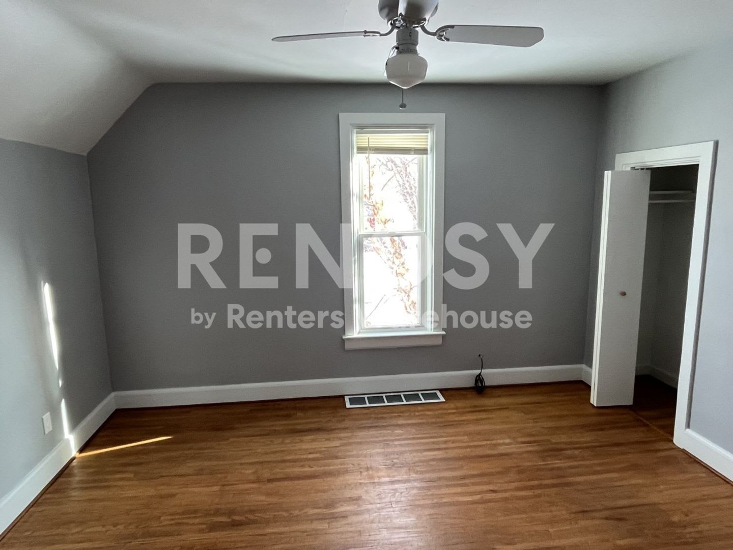 4BD/2BA in Newport Available Now! – photo 4