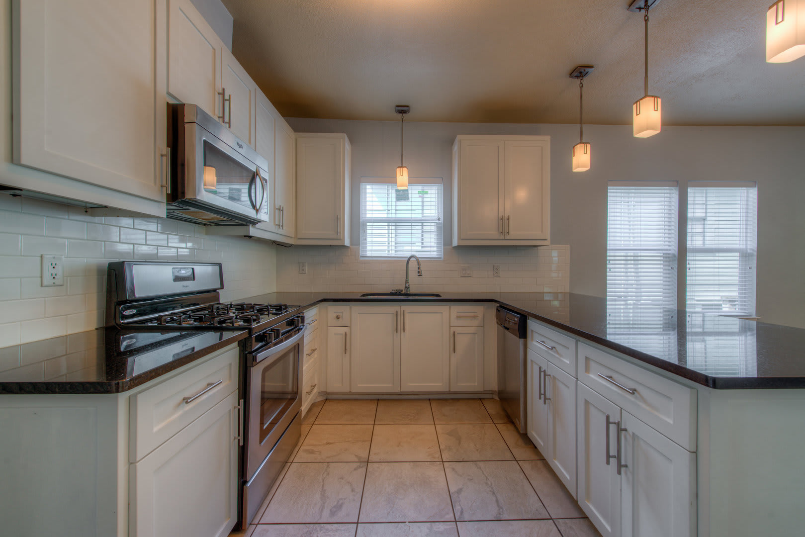AUGUST UT PRE-LEASE: West Campus 5 bed / 3 bath home, private backyard, spacious living room – photo 2