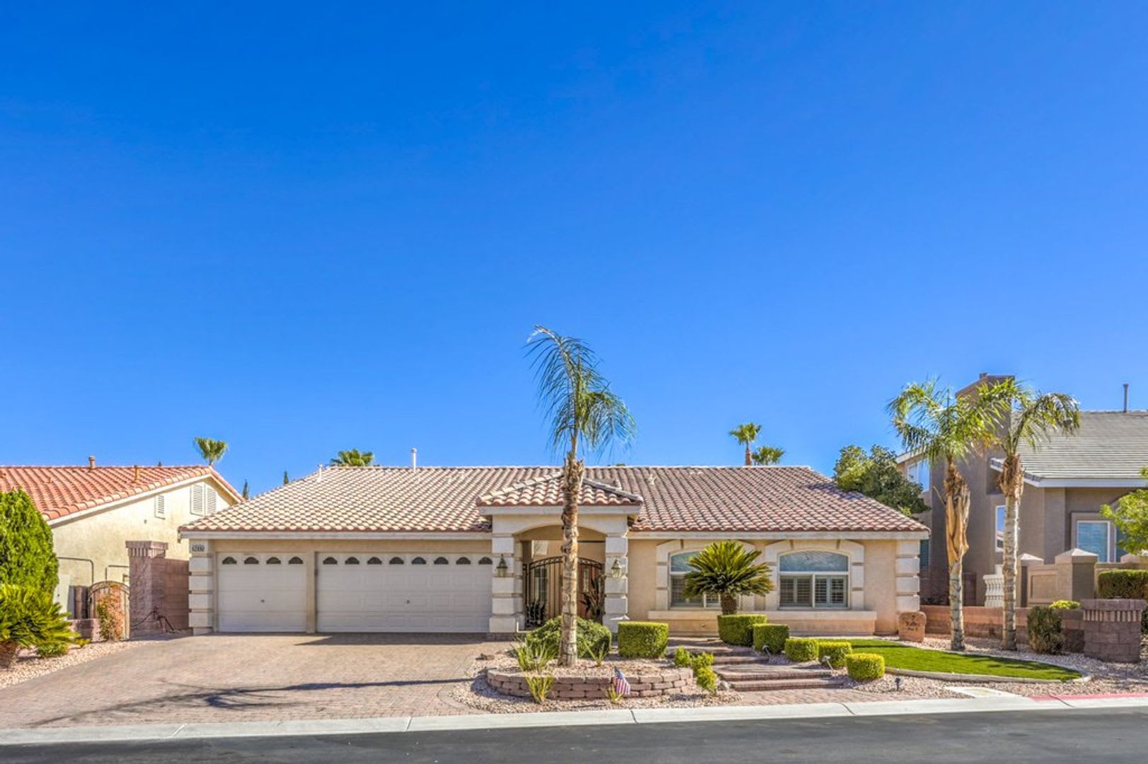 Rare Beautiful 1 story Gated w/ Basement! Pool, Spa and Tiki Bar! – photo 3