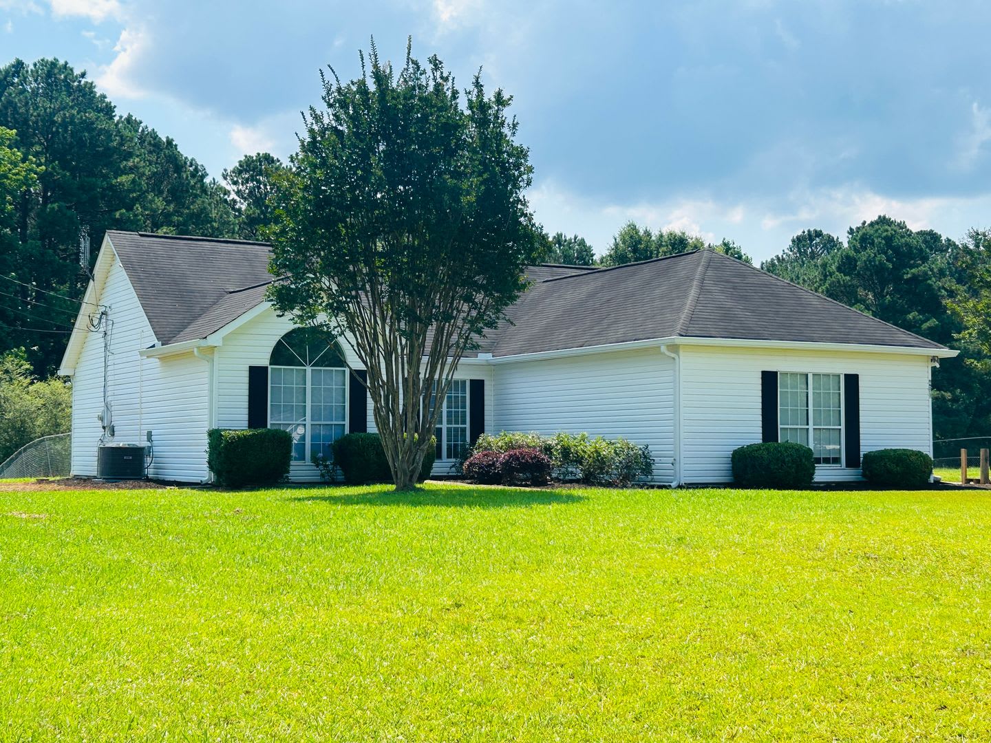 Welcome Home! Adorable 3 bedroom 2 full bathroom home in Newnan! Must see! – photo 3