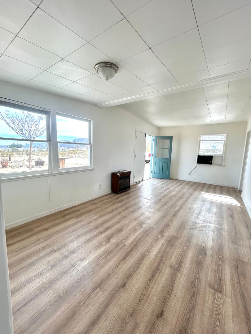 Eclectic 2 Bedroom 1 Bathroom Home – photo 3