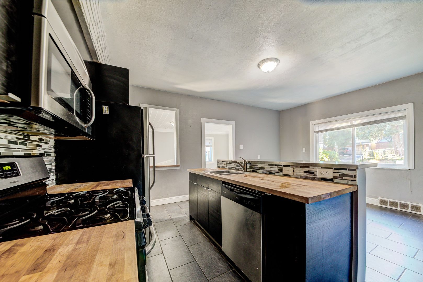 Available Now 3 Bedroom Home W Garage Ask How You Can Get Up To One Month Of Free Rent – photo 5