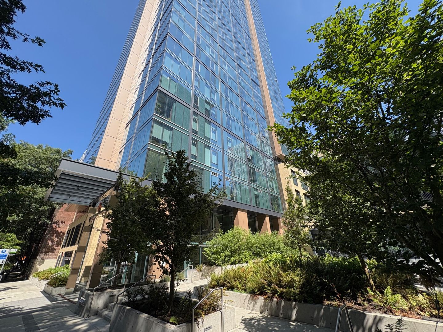 800 Columbia – photo 2