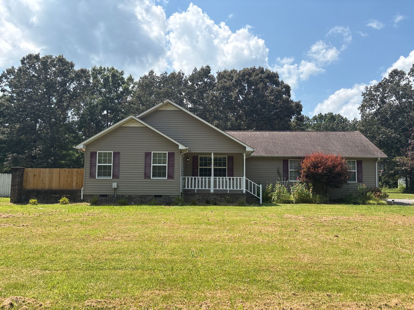 Beautful Home With Spacious 1 Acre Lot Outside Manchester City Limits – photo 1