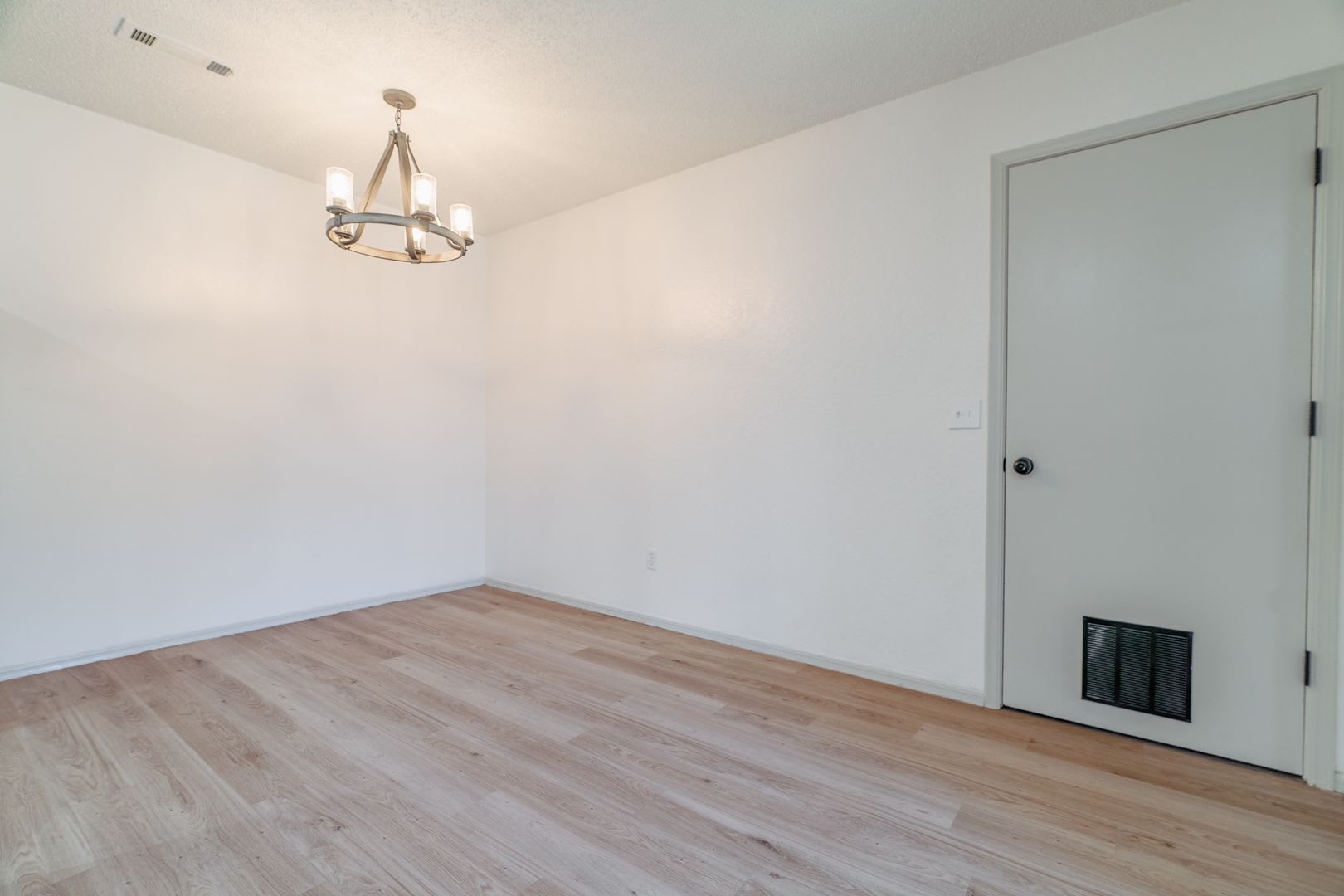 Updated 3-bedroom 1 bath Home in Springdale!! – photo 5