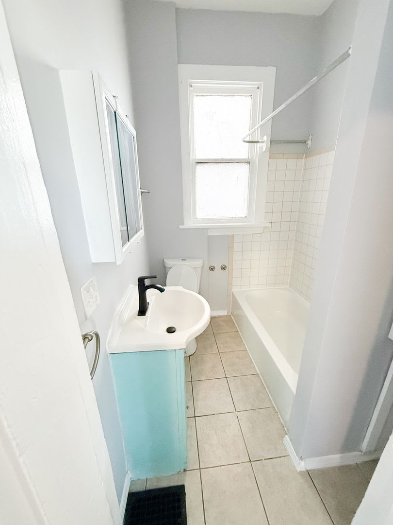 Updated 3 Bed South City Gem Near Parks, Dining, & Shopping! – photo 4