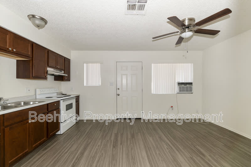 1502 E Adams St – photo 3