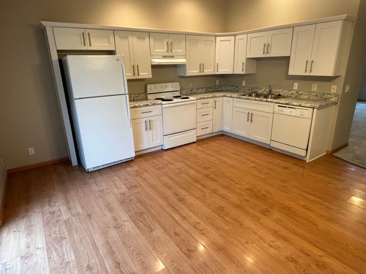 300 Off Move In Special Spacious 3 Bedroom Townhome With Vaulted Ceilings Fireplace Attached Garage – photo 2