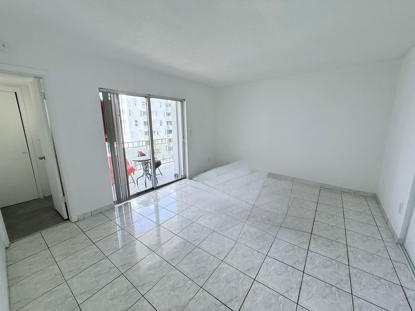 Recently Renovated Bright & Spacious 1-Bedroom, 1.5-Bathroom Condo in Miami Beach – photo 4