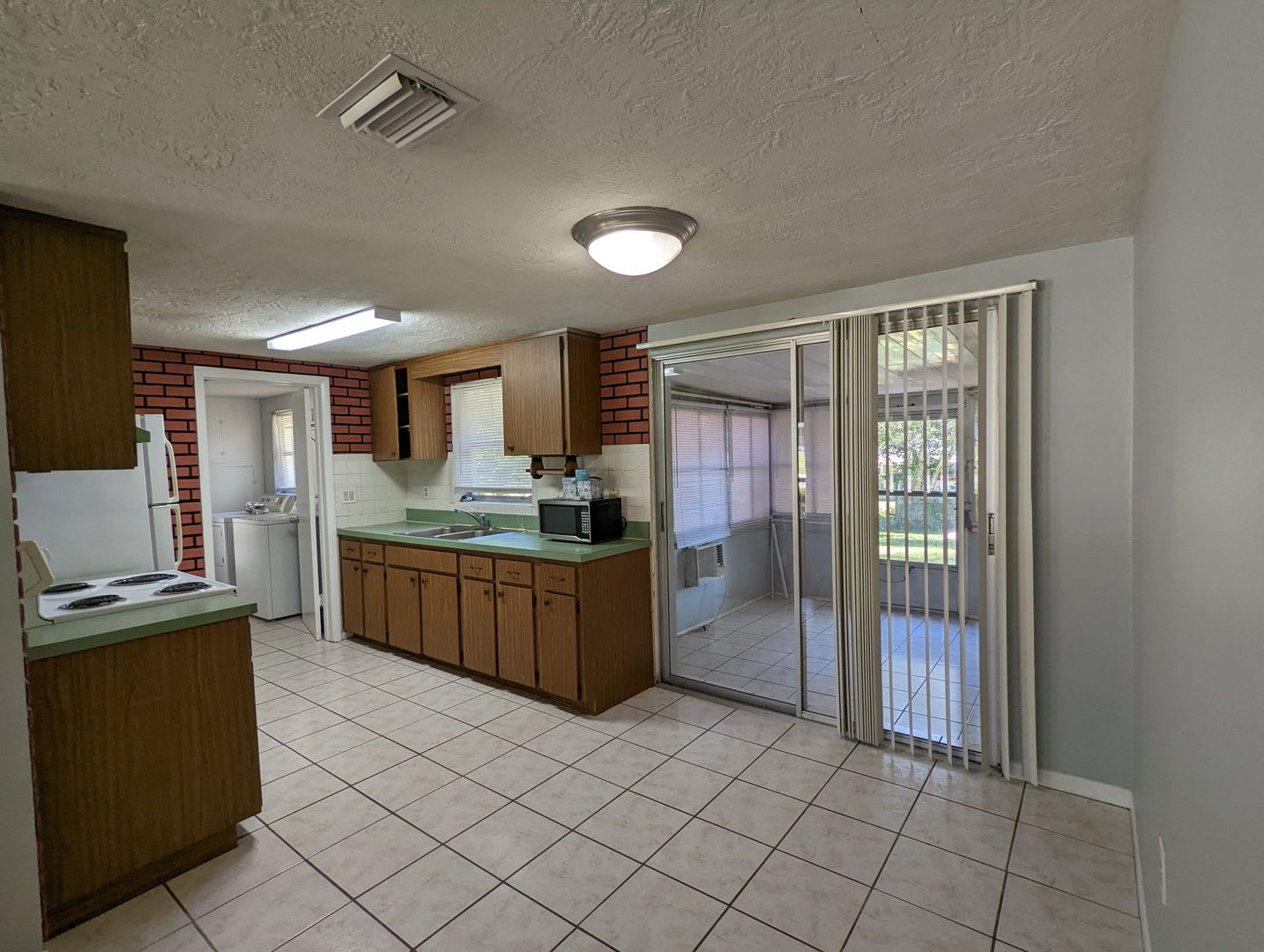 Wonderful 2/1 Home with Fenced Yard in Beverly Hills – photo 4