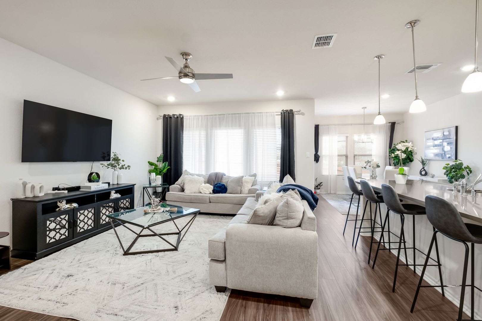 Move in Special! $400 off First Full Month's Rent! – photo 5