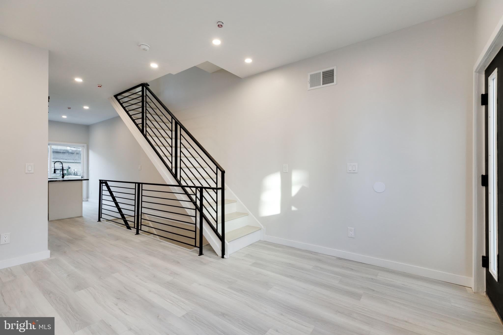 614 HOFFMAN Street – photo 3