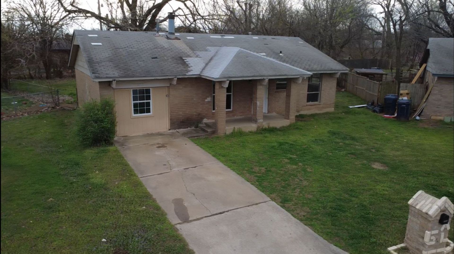 Charming 4 Bedroom Home With Spacious Yard – photo 2