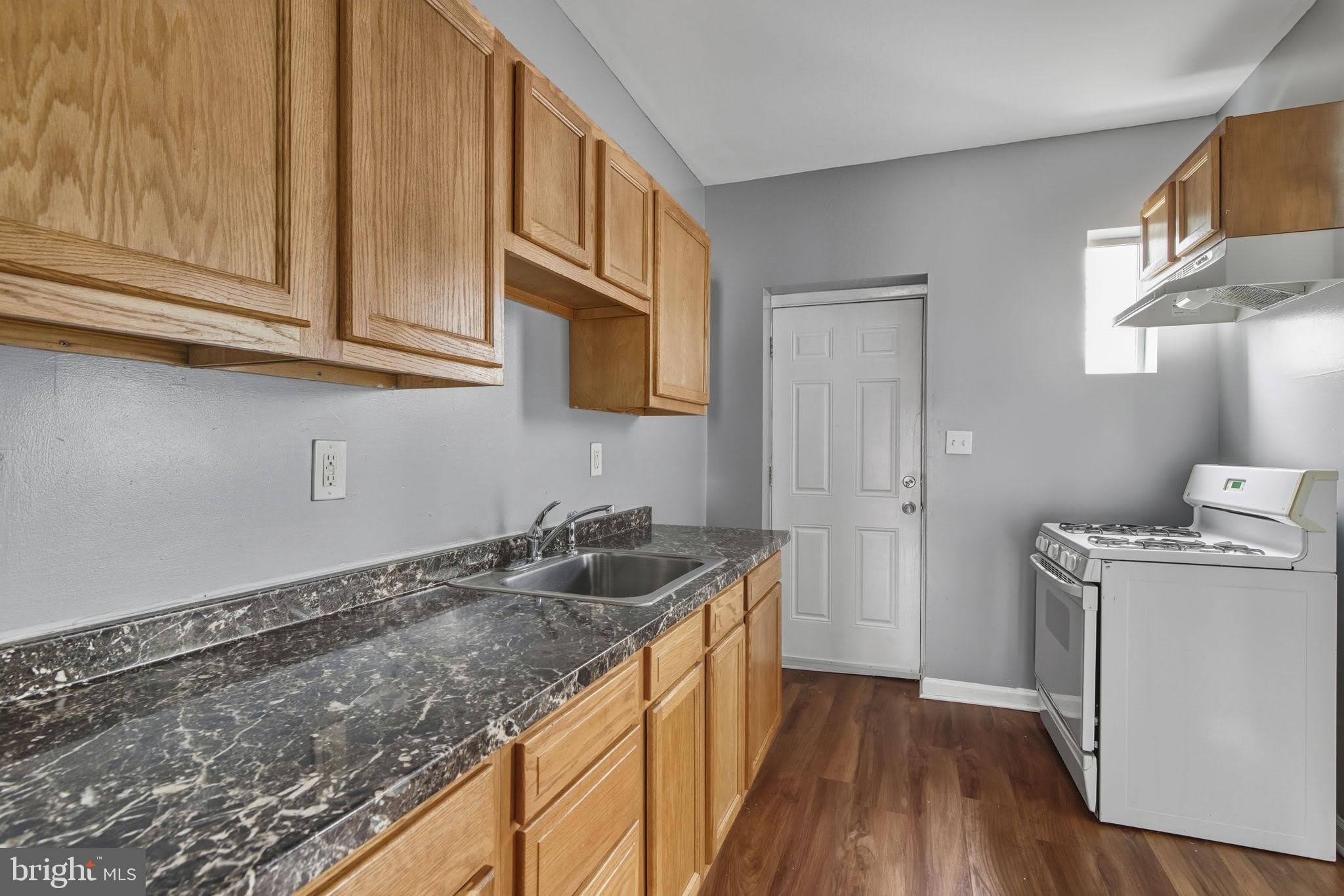 1209 DUKELAND Street – photo 5