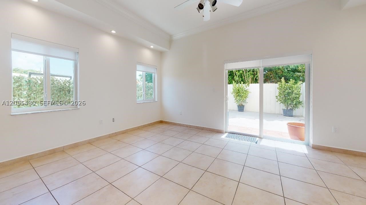 323 SW 36Ave – photo 4