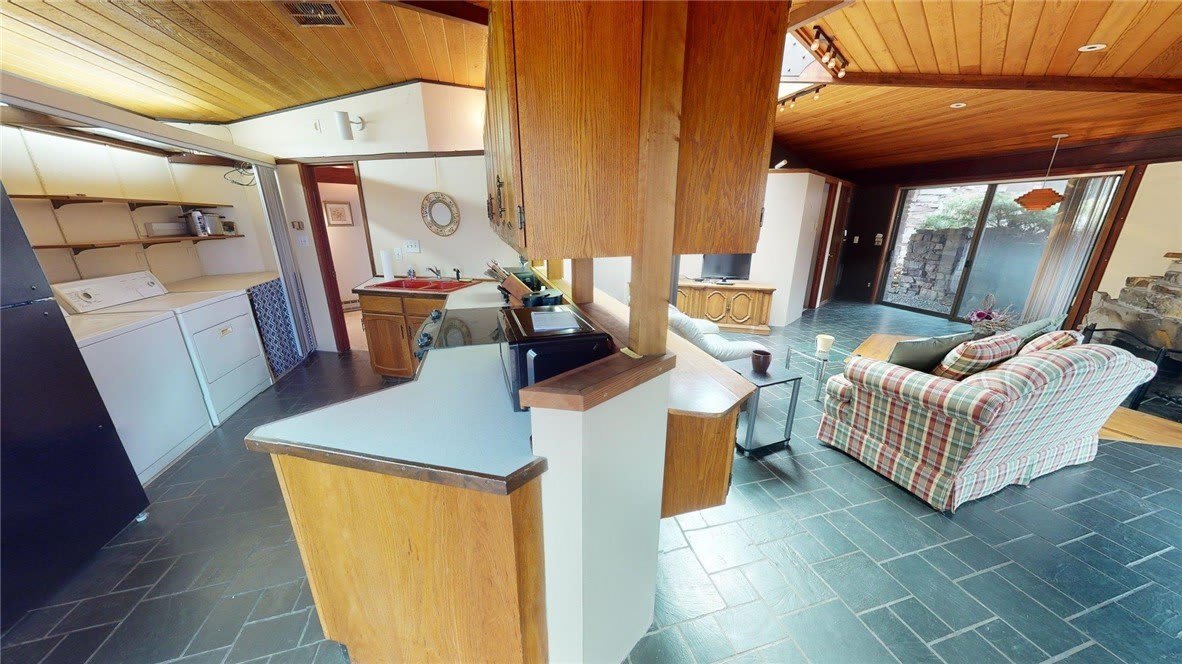 200 Steele Road – photo 4