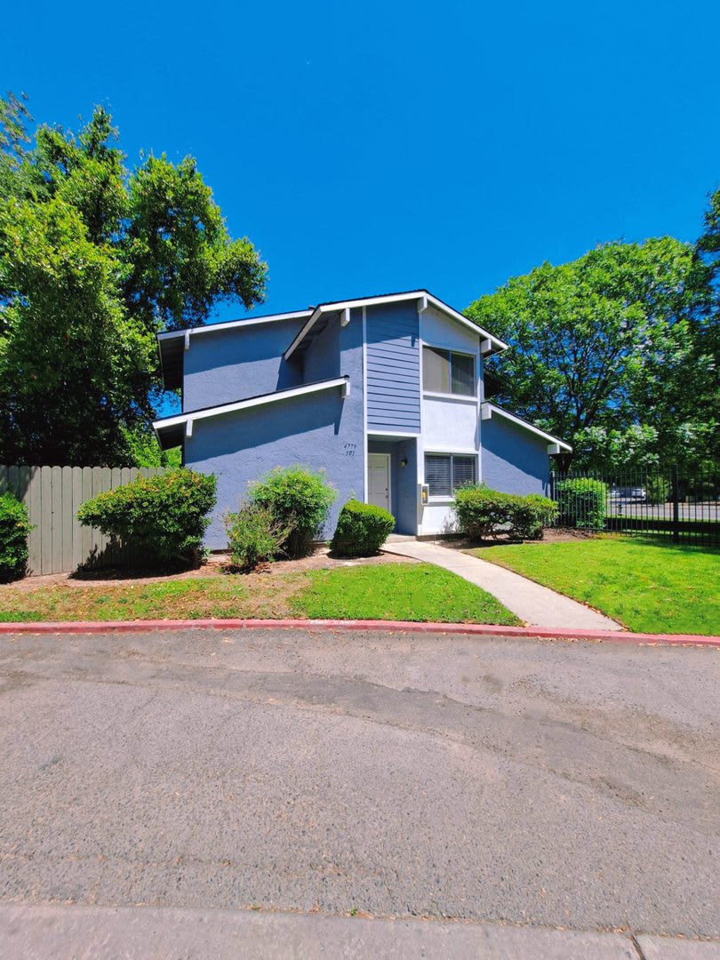 Move In Special Half Off The 1St Month S Rent Comfortable 2 Story Condo By Fresno State – photo 4