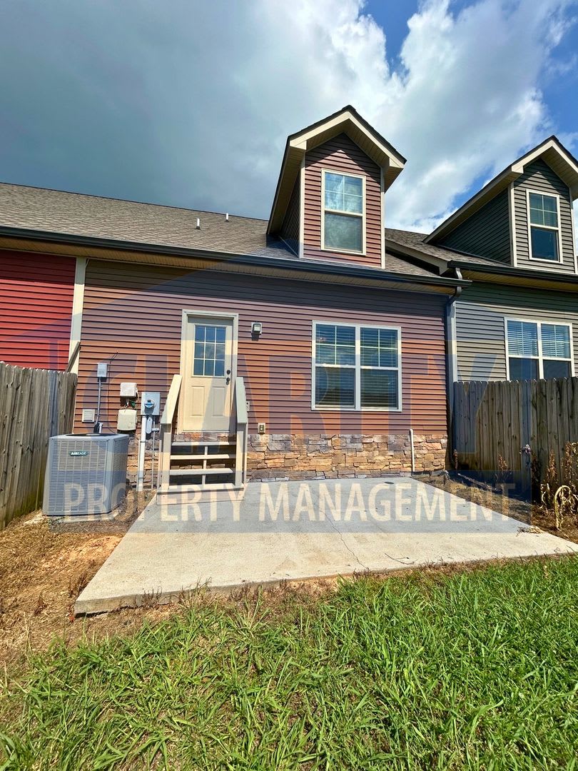 Like new, immaculate 3 bedroom townhome! – photo 3
