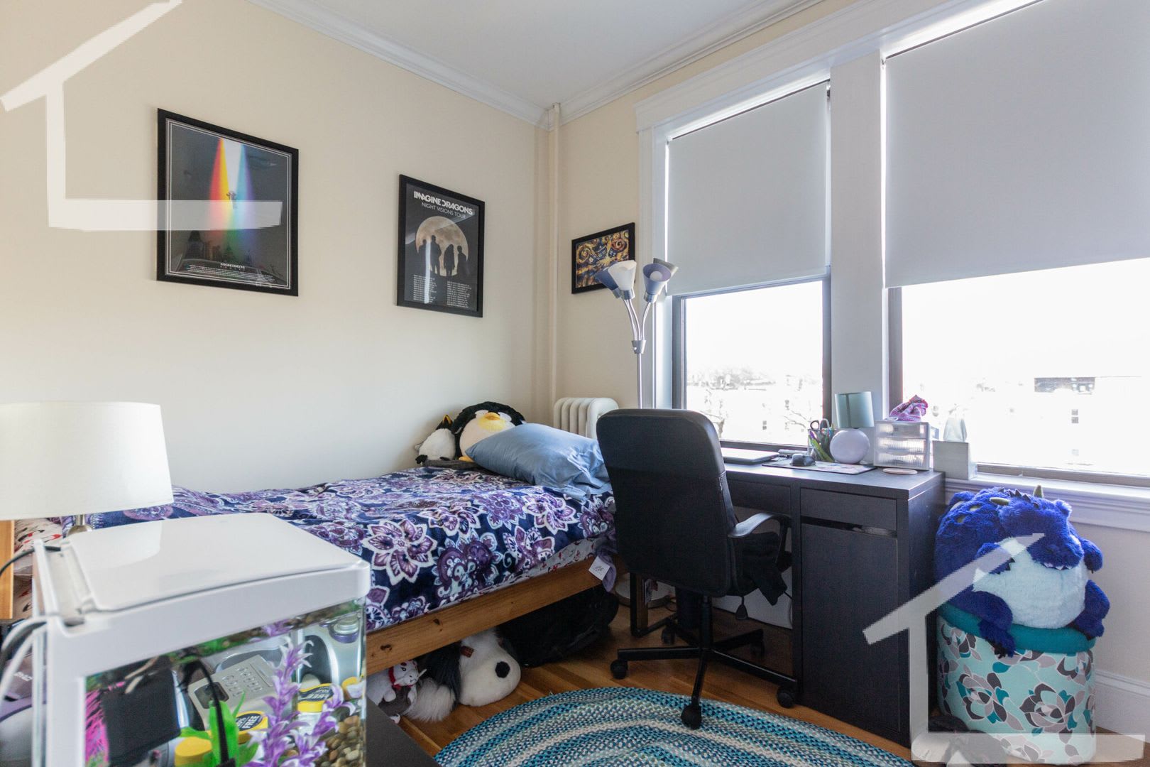 Nicely renovated 3 bed in a prime location next to the Green Line. – photo 3